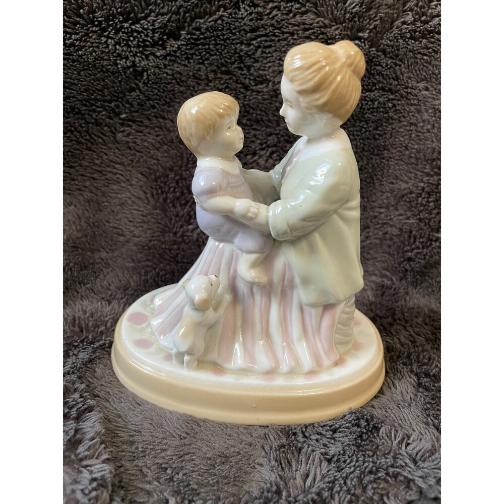 VINTAGE AVON 1995 PORCELAIN MOTHER AND CHILD FIGURINE